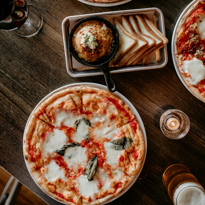 Ambiente acogedor en L'Estació Brasería en Salou, ideal para comer las mejores pizzas de Salou