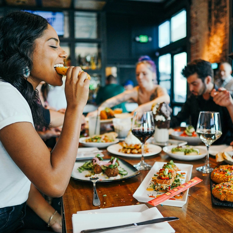 Ambiente del restaurante L'Estació Brasería ideal para grupos en Salou