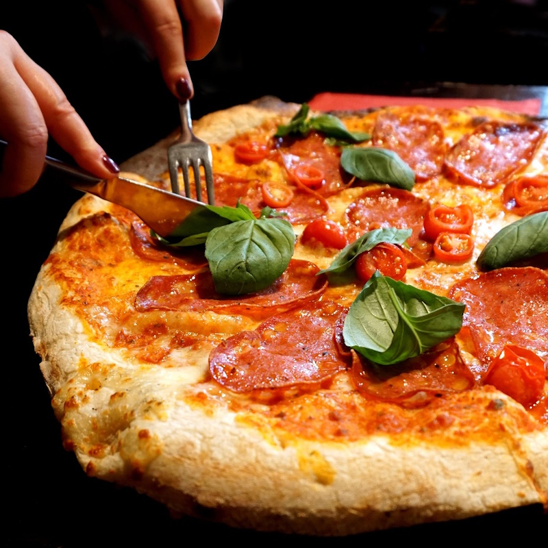 Pizza artesana elaborada en L'Estació Brasería en Salou, la mejor opción de pizzería cerca de Cambrils