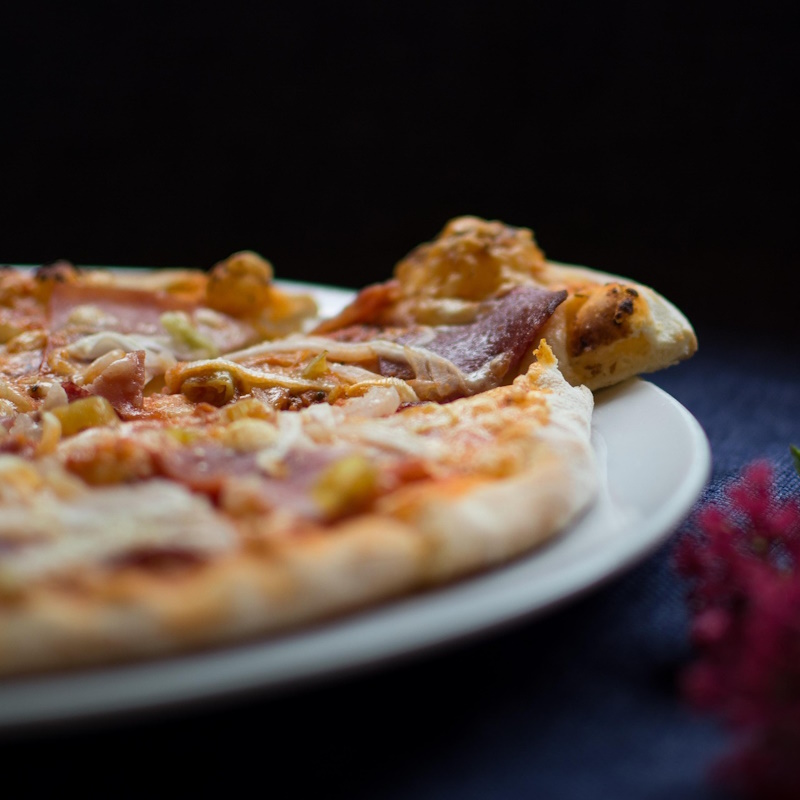 Restaurante L'Estació Brasería en Salou, a 10 minutos de Cambrils, con pizzas artesanas y ambiente acogedor