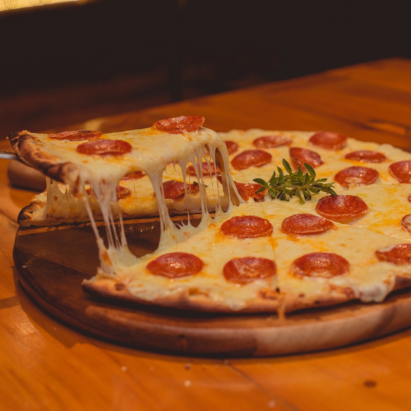Pizza artesana elaborada en L'Estació Brasería, pizzería en Salou con ingredientes mediterráneos