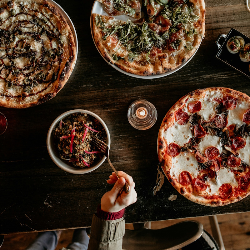 Ambiente del restaurante L'Estació Brasería en Salou, ideal para comer pizza en familia o con amigos