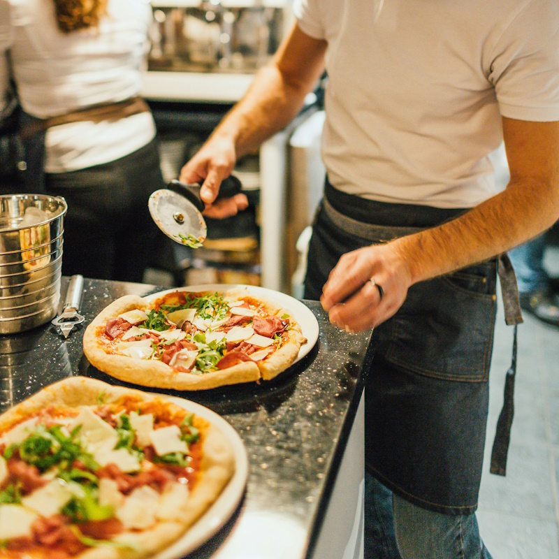 Pizza artesana recién salida de la cocina en L'Estació Brasería, la mejor pizzería de Salou